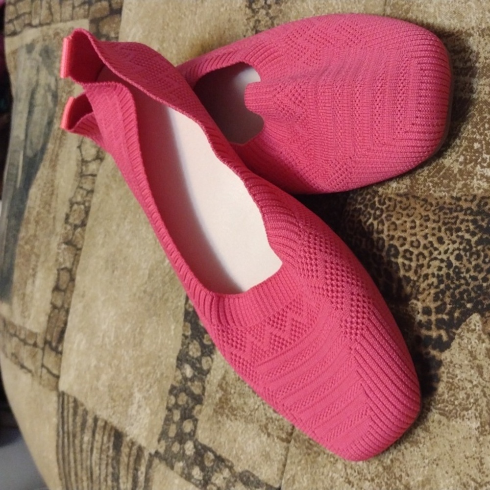 Fashion shoes, 👟, Size 44, Hot pink. Seems small.